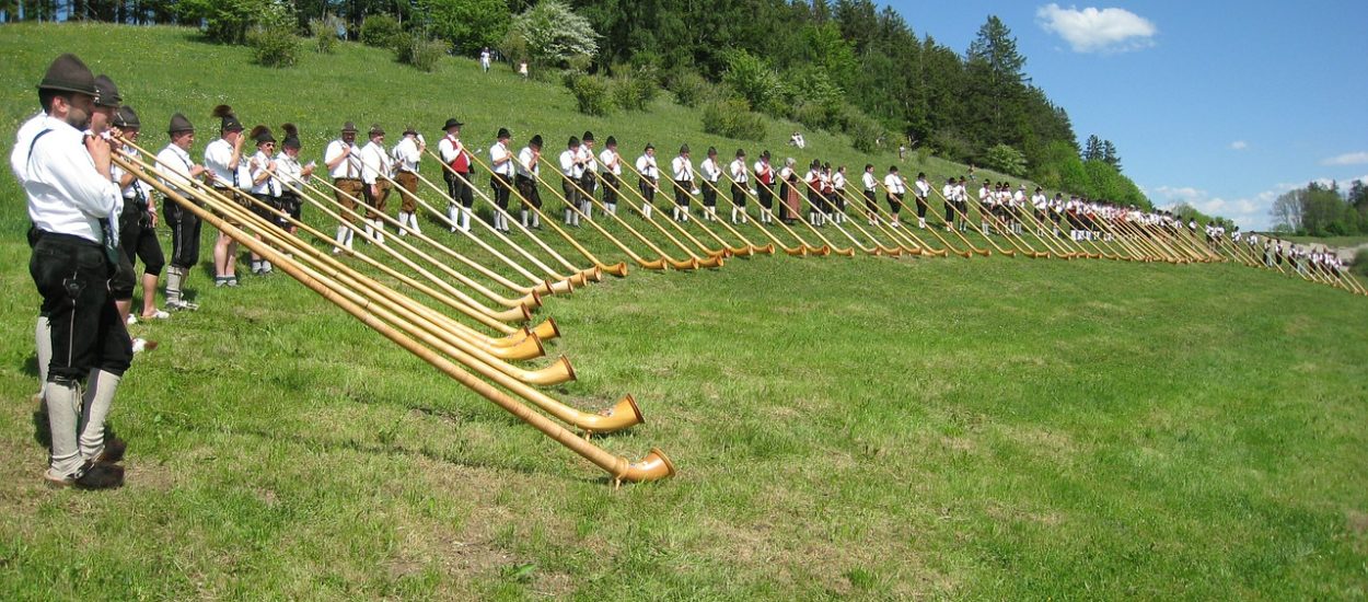The alphorn and other former messenger services