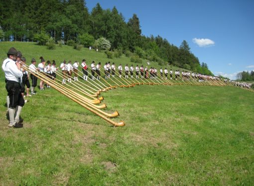 The alphorn and other former messenger services