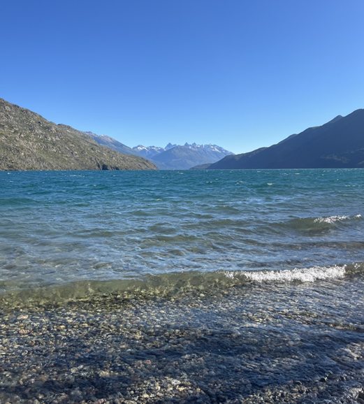 Image credit: Virgi (author) Lago Puelo from the shore, Chubut.